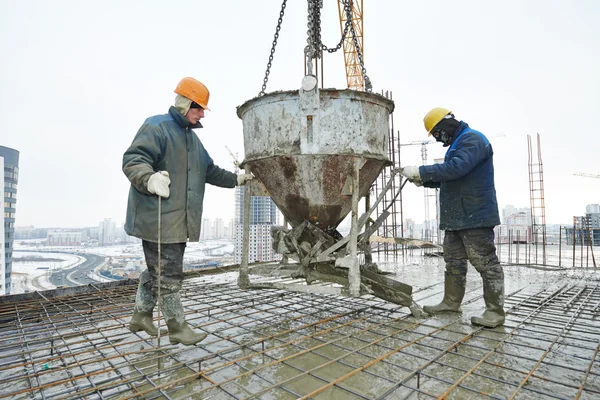 Строительные рабочие бетонирования в форме — стоковое фото