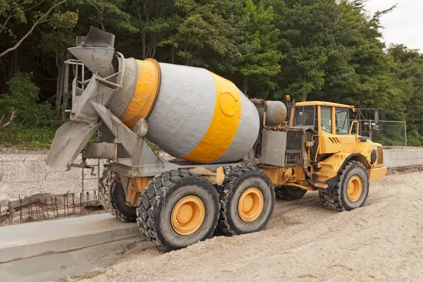 Цементный грузовик миксера — стоковое фото