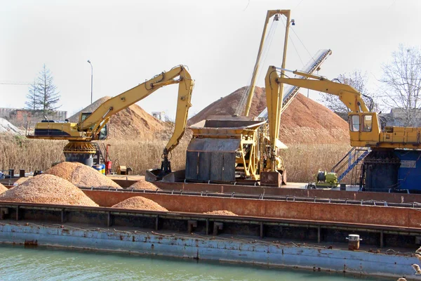 Речной порт для загрузки строительных материалов — стоковое фото