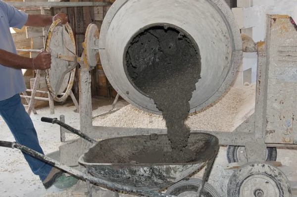 Работник использует бетон Бетономешалка — стоковое фото