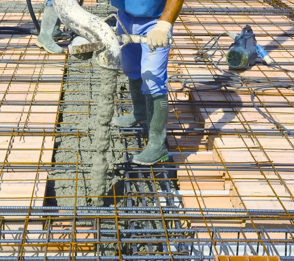 Рабочие заливки бетона на строительство большой этаж — стоковое фото