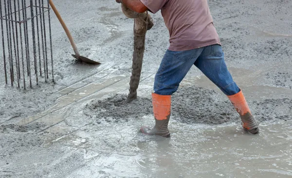 Рабочий строителя с ламповым цементом насоса — стоковое фото