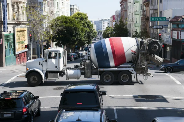 Американский конкретных автобетоносмеситель пересекает улица в Сан-Франциско — стоковое фото