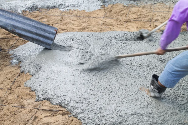 Pour the cement floor. — стоковое фото