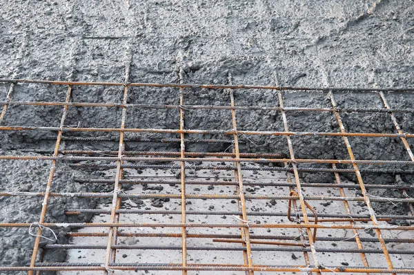 Металлические сетки и бетоном — стоковое фото