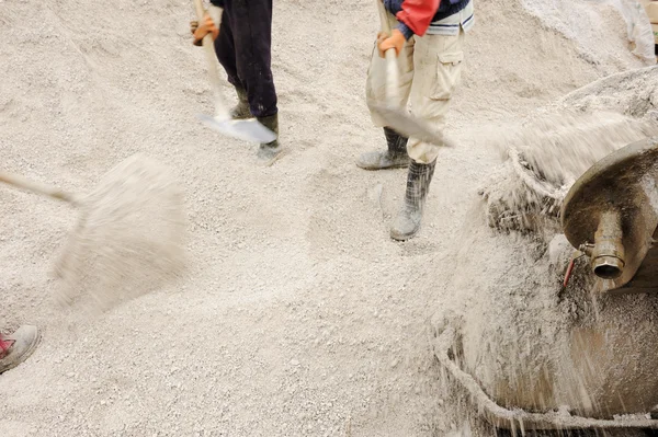 Рабочее место, собирая песок для бетона — стоковое фото