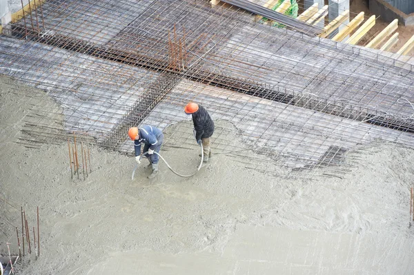Строитель рабочих на бетон лить работы — стоковое фото