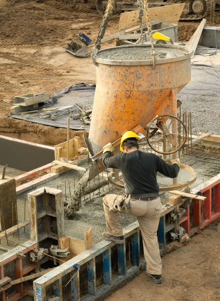 Строительство работник заливки бетона — стоковое фото