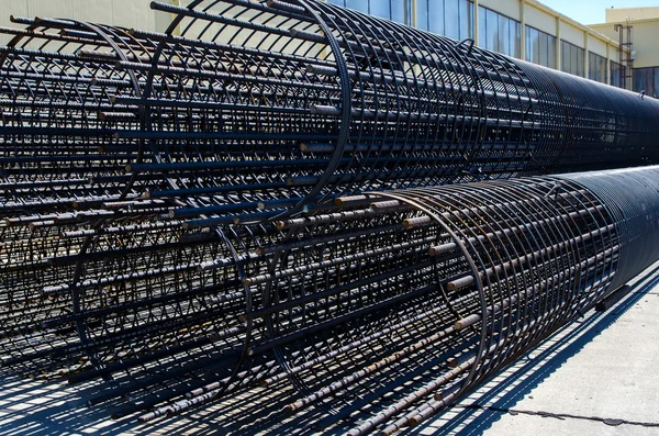 Стальной каркас из стальной арматуры и сварных стальная проволока — стоковое фото