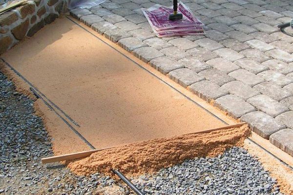 Отсыпка и выравнивание песка