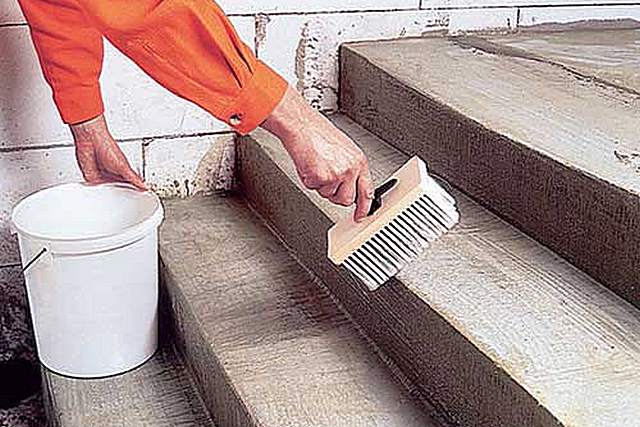 Качественное грунтование бетонной лестницы – залог хорошего сцепления с любыми растворами или клеями. Пренебрегать этой несложной операцией – большая глупость