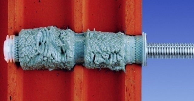 Монтаж шпильки в шпур с установленной в него сетчатой втулкой.