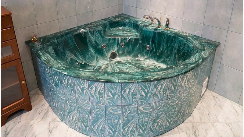 угловая ванна из искусственного камня фото